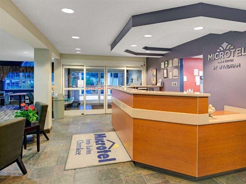 Microtel Inn & Suites By Wyndham Cherokee Bagian luar foto