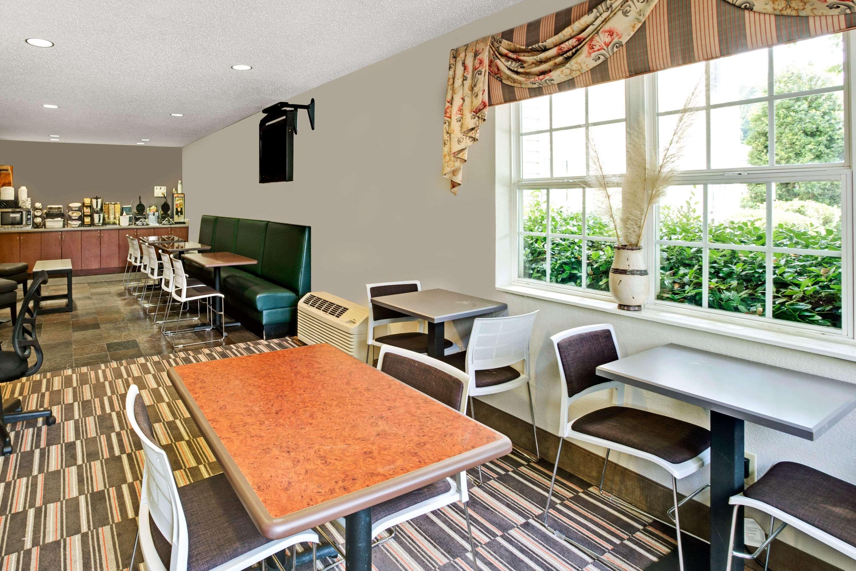 Microtel Inn & Suites By Wyndham Cherokee Bagian luar foto