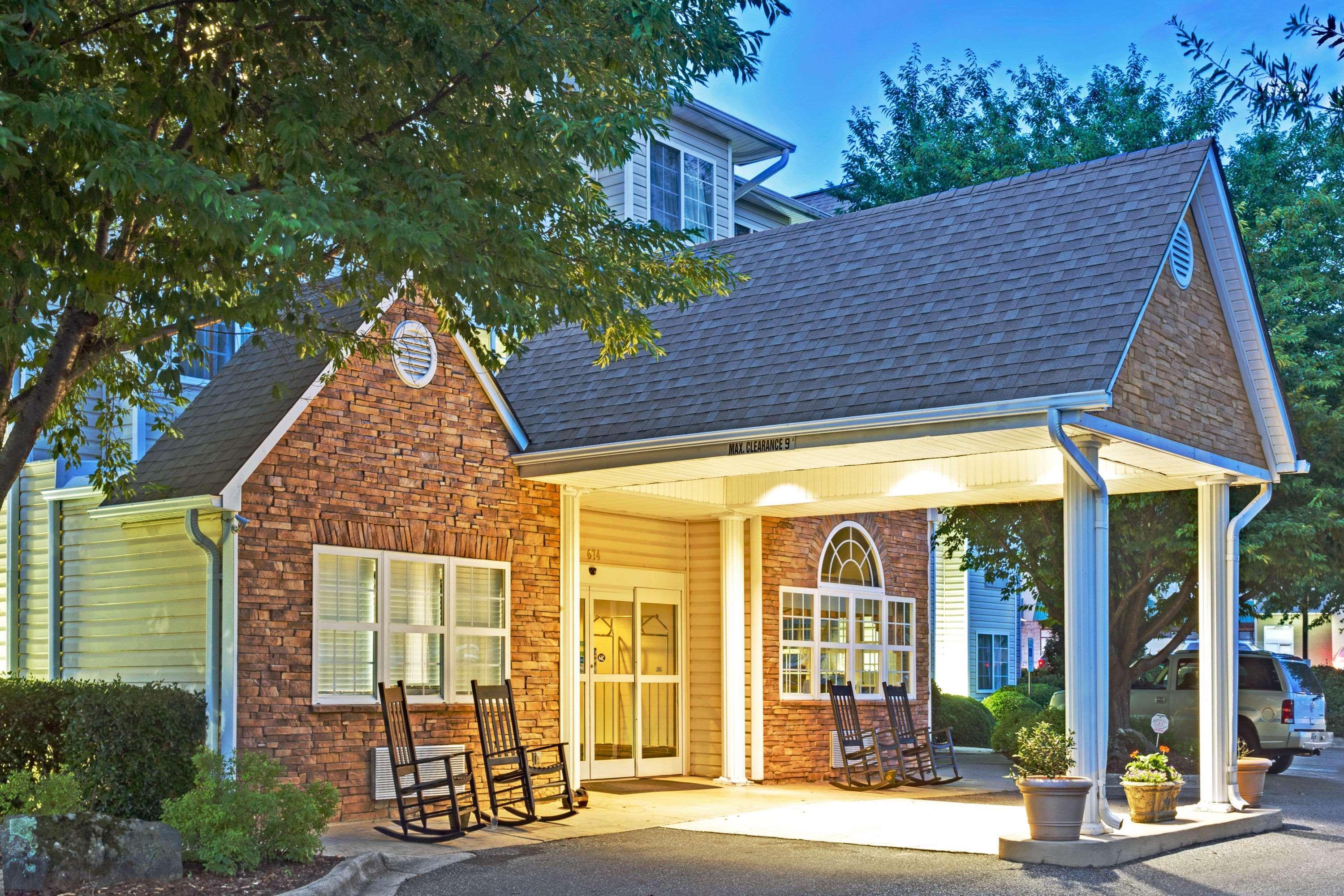 Microtel Inn & Suites By Wyndham Cherokee Bagian luar foto